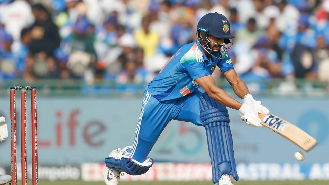 ગાયકવાડની સદી ખાસ છે કારણ કે તે ટોપ ઓર્ડરનો બેટ્સમેન છે, પરંતુ તેને નંબર 4 પર તક આપવામાં આવી હતી, અને તેનું સ્થાન બદલાયું હોવા છતાં તેણે સદી ફટકારી હતી. ગાયકવાડ 83 બોલમાં 105 રન બનાવીને આઉટ થયો હતો.