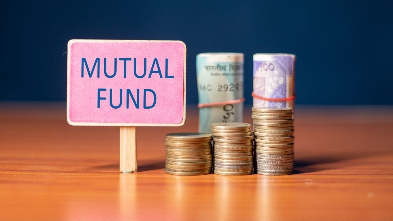 SEBIએ મ્યુચ્યુઅલ ફંડ અને સ્ટોકબ્રોકર્સ સંબંધિત નિયમોમાં વ્યાપક સુધારા મંજૂર કર્યા છે. આ સુધારાઓને છેલ્લા કેટલાય વર્ષોમાંનો સૌથી મોટો નિયમનકારી ફેરફાર માનવામાં આવી રહ્યો છે. નવા નિયમો દ્વારા રોકાણકારોના ખર્ચમાં ઘટાડો થશે અને રોકાણ પ્રક્રિયા વધુ સરળ અને સ્પષ્ટ બનશે.