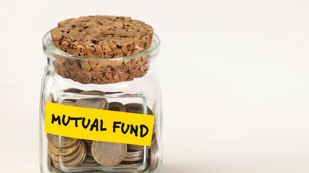 મ્યુચ્યુઅલ ફંડ માટે SEBI એક સંપૂર્ણપણે નવું નિયમપુસ્તક રજૂ કરવાની તૈયારીમાં છે. ‘SEBI (Mutual Fund) Regulations, 2026’ નામે નવા નિયમો લાગુ કરવામાં આવશે. અત્યાર સુધી અલગ-અલગ પરિપત્રોમાં ફેલાયેલા નિયમોને એક જ જગ્યાએ એકીકૃત કરવામાં આવશે, જેથી રોકાણકારોને માહિતી સરળ ભાષામાં અને સ્પષ્ટ રીતે મળી શકે. SEBIએ સ્પષ્ટ કર્યું છે કે રોકાણકાર સુરક્ષાના મૂળભૂત નિયમોમાં કોઈ ફેરફાર નહીં થાય, માત્ર રજૂઆત વધુ સરળ બનાવાશે.