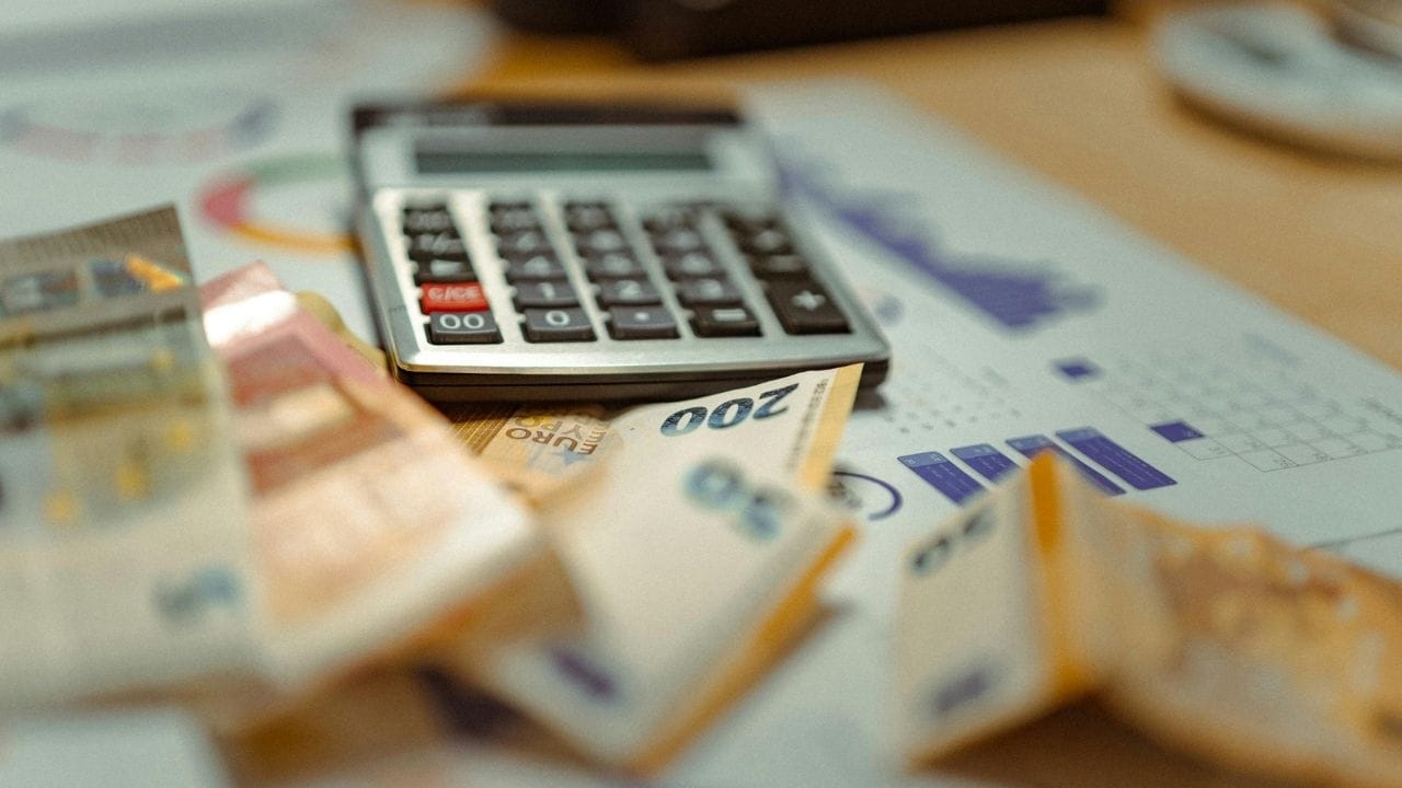 ખર્ચ ગુણોત્તર એટલે કે એક્સપેન્સ રેશિયોમાં પણ મોટો ફેરફાર કરવામાં આવ્યો છે. હવે તેને ‘બેઝ એક્સપેન્સ રેશિયો’ કહેવામાં આવશે. GST, સ્ટેમ્પ ડ્યુટી અને ટ્રાન્ઝેક્શન ટેક્સ જેવા સરકારી ચાર્જ અલગથી દર્શાવવામાં આવશે. આ બદલાવથી રોકાણકારોને તેમના પૈસા ક્યાં અને કેટલા ખર્ચાઈ રહ્યા છે તેની સંપૂર્ણ જાણકારી મળશે.