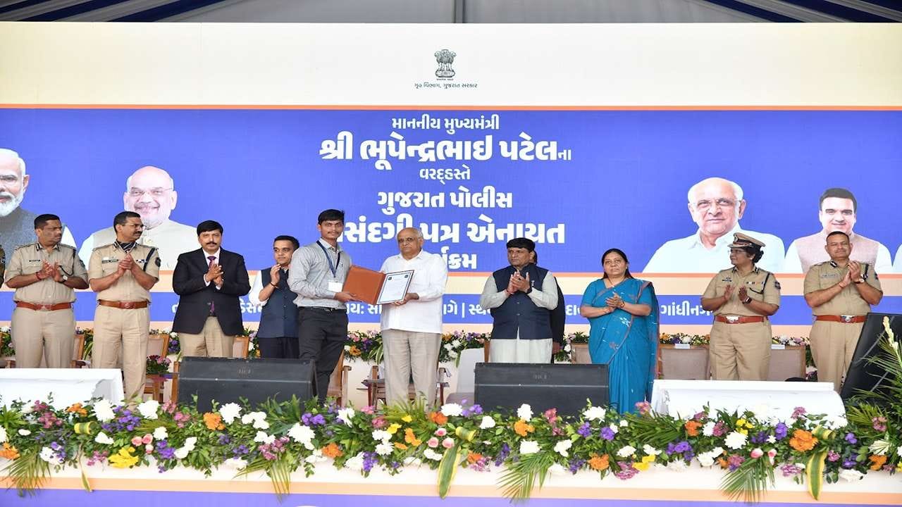 મુખ્યમંત્રી ભૂપેન્દ્ર પટેલે સ્માર્ટ પોલિસીંગના વડાપ્રધાને આપેલા વિચારને પાર પાડવા રાજ્ય સરકાર પોલીસ મોર્ડનાઈઝેશન તરફ ઝડપભેર આગળ વધી રહી છે તેની વિગતો આપી હતી. 