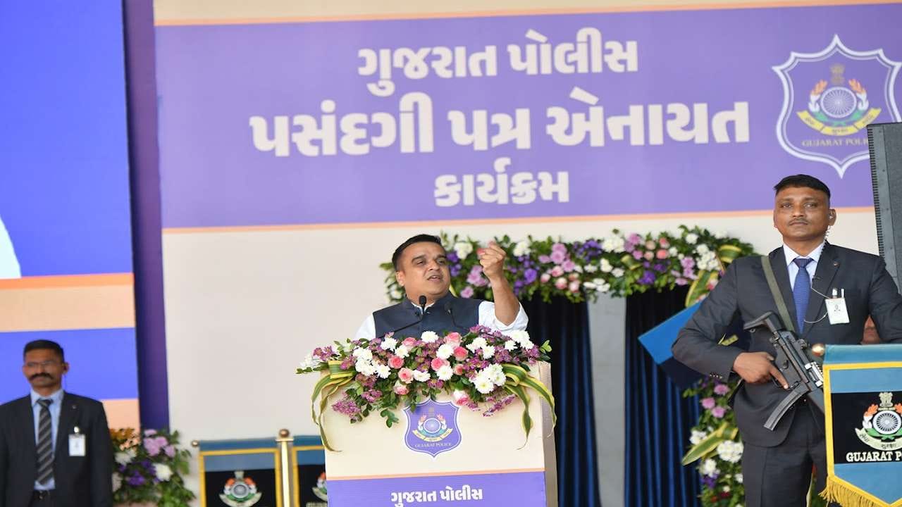 ગુજરાતના નાયબ મુખ્ય પ્રધાન હર્ષ સંઘવીએ એક મહત્વપૂર્ણ જાહેરાત કરતા જણાવ્યું કે, રાજ્યમાં પ્રથમવાર ઉમેદવારો પાસેથી નિમણૂક માટે જિલ્લાની પસંદગી માંગવામાં આવશે. પારદર્શક નિયમો હેઠળ એવી વ્યવસ્થા ગોઠવવામાં આવી છે કે ઉમેદવારને પોતાના વતન જિલ્લામાં અથવા નજીકના જિલ્લામાં નિમણૂક મળી શકે.