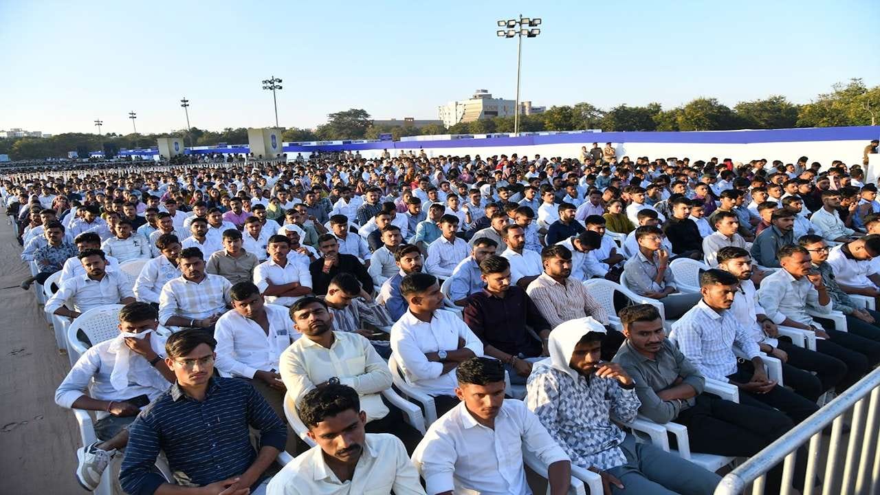  આ ભરતી પ્રક્રિયામાં રાજ્યમાંથી 10 લાખ કરતા વધુ ઉમેદવારોએ શારીરિક કસોટીમાં ભાગ લીધો હતો. શારીરિક કસોટી પૂર્ણ કર્યા પછી 2.45 લાખથી વધુ ઉમેદવારોએ લેખિત પરીક્ષા આપી હતી. જેમાંથી 32 હજારથી વધુ ઉમેદવારોનો ડોક્યુમેન્ટ વેરિફિકેશન કરવામાં આવ્યું હતું, ત્યારબાદ પ્રોવિઝનલ લિસ્ટ તૈયાર કરીને લોકરક્ષક કેડરમાં કૂલ 11,899 ઉમેદવારોની ભરતી પ્રક્રિયા હાથ ધરવામાં આવી હતી, જે પૈકી 8782 પુરૂષ અને 3117 મહિલા ઉમેદવારોની પસંદગી કરવામાં આવી છે