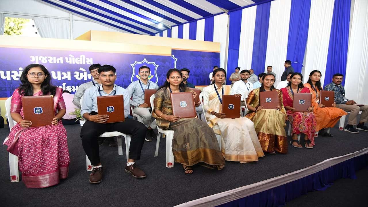 હર્ષ સંઘવીએ નવી નિમણૂક પામેલાઓને સંબોધતા કહ્યું કે, આ વર્દી આપણને દિવસ-રાત, ઠંડી-ગરમી, તહેવાર કે કુદરતી આફત જેવી કોઈપણ વિષમ પરિસ્થિતિમાં જનતાની સેવા અને સુરક્ષા માટે ખડેપગે રહેવાની તાકાત આપે છે.