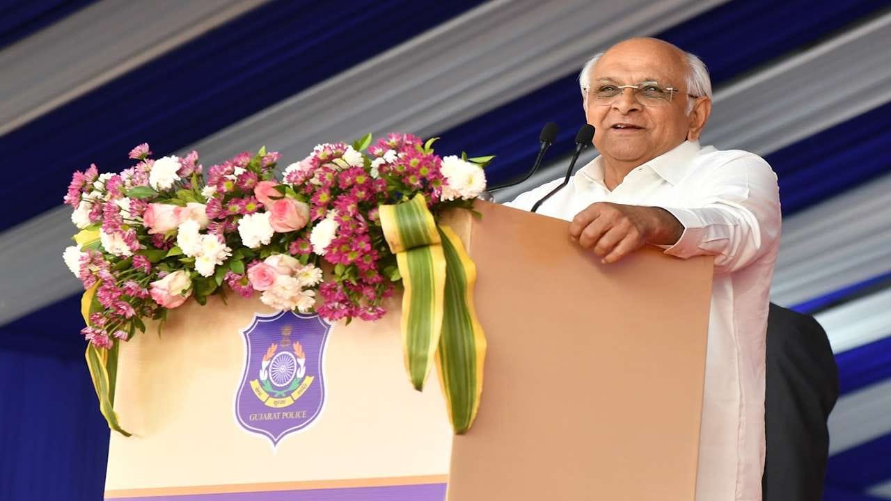 તેમણે ઉમેર્યું કે, રાજ્ય વ્યાપી સી.સી.ટી.વી. નેટવર્ક, કમાન્ડ એન્ડ કંટ્રોલ સેન્ટર, બોડી વોર્ન કેમેરા, સાયબર આશ્વસ્થ - સાયબર સેફ પ્રોજેક્ટ જેવા આયામોથી રાજ્યનું પોલીસ દળ ટેકનોલોજી સભર થયું છે. 