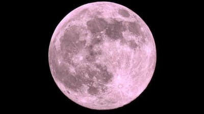 આજે 4 ડિસેમ્બર, 2025ની રાત ખગોળશાસ્ત્ર પ્રેમીઓ માટે ખાસ રહેશે. ૨૦૨૫નો છેલ્લો અને સૌથી અદભુત 'સુપરમૂન' આજે આકાશમાં દેખાશે. આ એક નોંધપાત્ર પ્રસંગ છે જ્યારે આપણો ચંદ્ર તેના સામાન્ય પૂર્ણ ચંદ્ર કરતા ઘણો મોટો અને વધુ અદભુત દેખાશે. જો તમે આ વર્ષે ચંદ્રનો સૌથી સુંદર દેખાવ જોવા માંગતા હો, તો આજે રાત્રે સૂર્યાસ્ત પછી આકાશ પર નજર રાખવાની ખાતરી કરો. આ અવકાશી ઘટનાને તમારી પોતાની આંખોથી જોવી એ એક અવિસ્મરણીય અનુભવ હોઈ શકે છે.