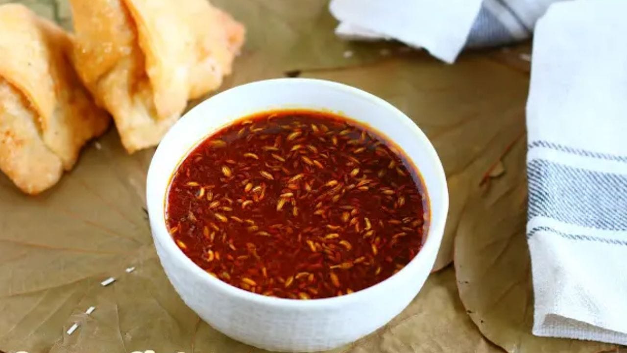 સમોસા સાથે ખાવામાં આવતી ગળી ચટણી બનાવવા માટે ગોળ, આમલી, જીરું, પાણી, તેલ, વરિયાળી, લાલ મરચું સહિત મીઠુંની જરુર પડશે. 