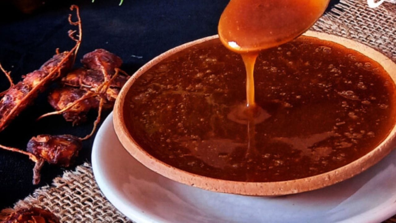 હવે ગોળ ઓગળી જાય ત્યાં સુધી તેને ઉકળવા દો. ત્યારબાદ તેમાંથી કચરો દૂર કરવા માટે મિશ્રણને ગળી લો. આ પછી તેમાં એક કપ પાણી ઉમેરી મિક્સ કરો. 