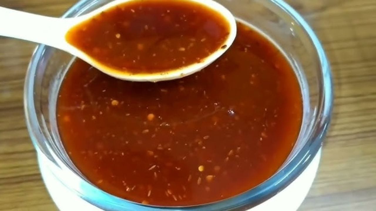 આ મિશ્રણને 2 મિનિટને ઉકળવા મુકો. તેમજ એક પેનમાં તેલ ગરમ કરો તેમાં  જીરું અને વરિયાળી ઉમેરો. આ બંન્ને તતળી જાય એટલે ગેસ બંધ કરી તેને ગોળ અને આમલીના પાણીમાં નાખી તેને ઉકળવા દો. 