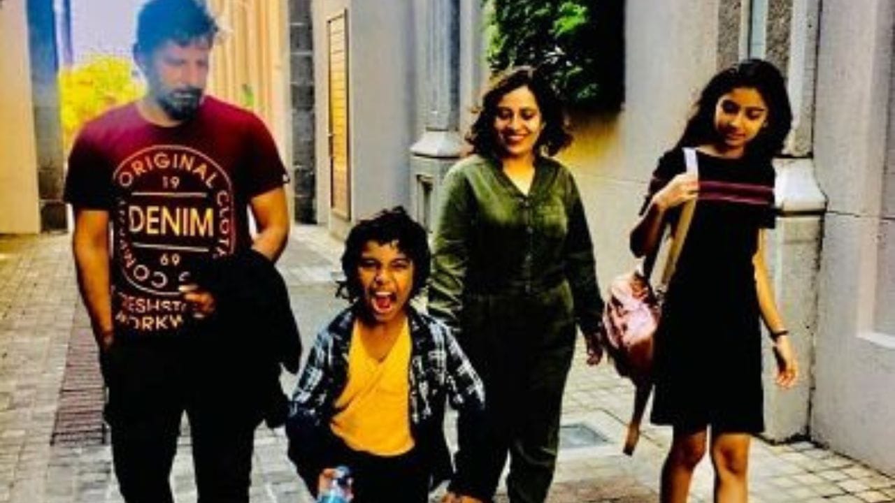 મુખ્ય બ્રાન્ડ્સની જાહેરાતોમાં દેખાઈ હતી. તેમણે તમિલ, હિન્દી અને અન્ય ભાષાઓની ફિલ્મોમાં બાળ કલાકાર તરીકે કામ કર્યું છે.