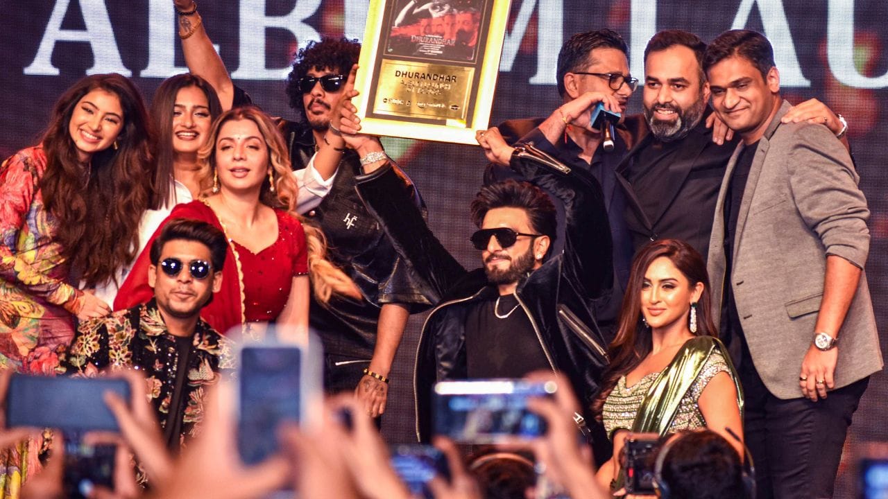 રણવીર સિંહની ફિલ્મ "ધુરંધર" બોક્સ ઓફિસ પર ધૂમ મચાવી રહી છે. આ ફિલ્મે 14 દિવસમાં ₹450.35 કરોડથી વધુની કમાણી કરી છે.