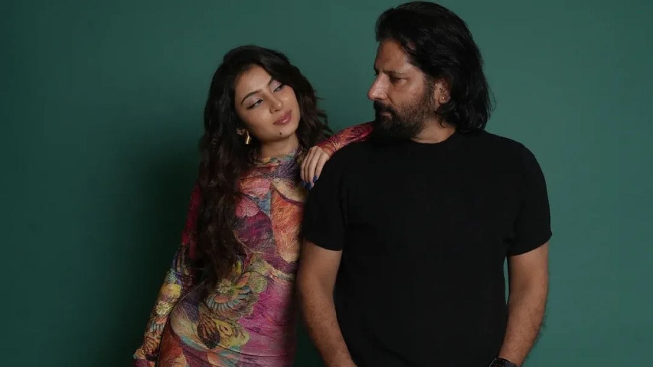 સારા અર્જુન છ વર્ષની ઉંમર જાહેરાતો અને એક શોર્ટ હિન્દી ફિલ્મમાં જોવા મળી હતી. 2010માં, તેમણે એ. એલ. વિજયની તમિલ ડ્રામા ફિલ્મ દેવ તિરુમાગલમાં મુખ્ય ભૂમિકા ભજવી હતી.આ ફિલ્મમાં 6 વર્ષની બાળકીના પાત્રમા જોવા મળી હતી.