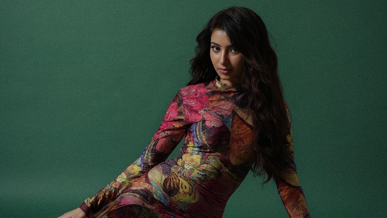 સારા અર્જુને બાળપણથી જ પોતાની કારકિર્દીની શરૂઆત કરી હતી, મુખ્ય બ્રાન્ડ્સની જાહેરાતોમાં દેખાઈ હતી. તેમણે તમિલ, હિન્દી અને અન્ય ભાષાઓની ફિલ્મોમાં બાળ કલાકાર તરીકે કામ કર્યું છે.