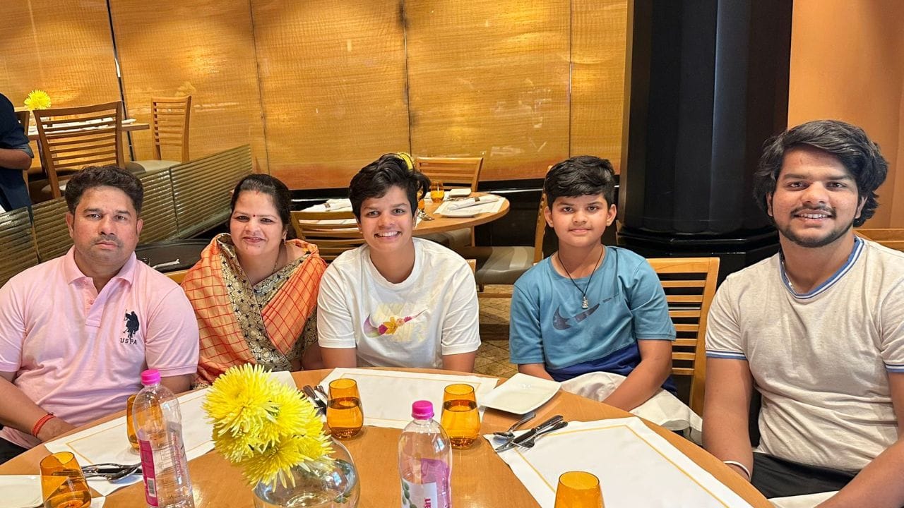 યુવા સેન્સેશન શેફાલી વર્મા મહિલા ODI વર્લ્ડ કપ 2025ના ફાઇનલમાં ટીમ ઇન્ડિયાની સૌથી મોટી મેચ વિજેતા સાબિત થઈ હતી. તેમણે ટીમ માટે સૌથી વધુ રન બનાવ્યા અને બે વિકેટ પણ લીધી હતી.શેફાલી વર્માનો પરિવાર જોઈએ.