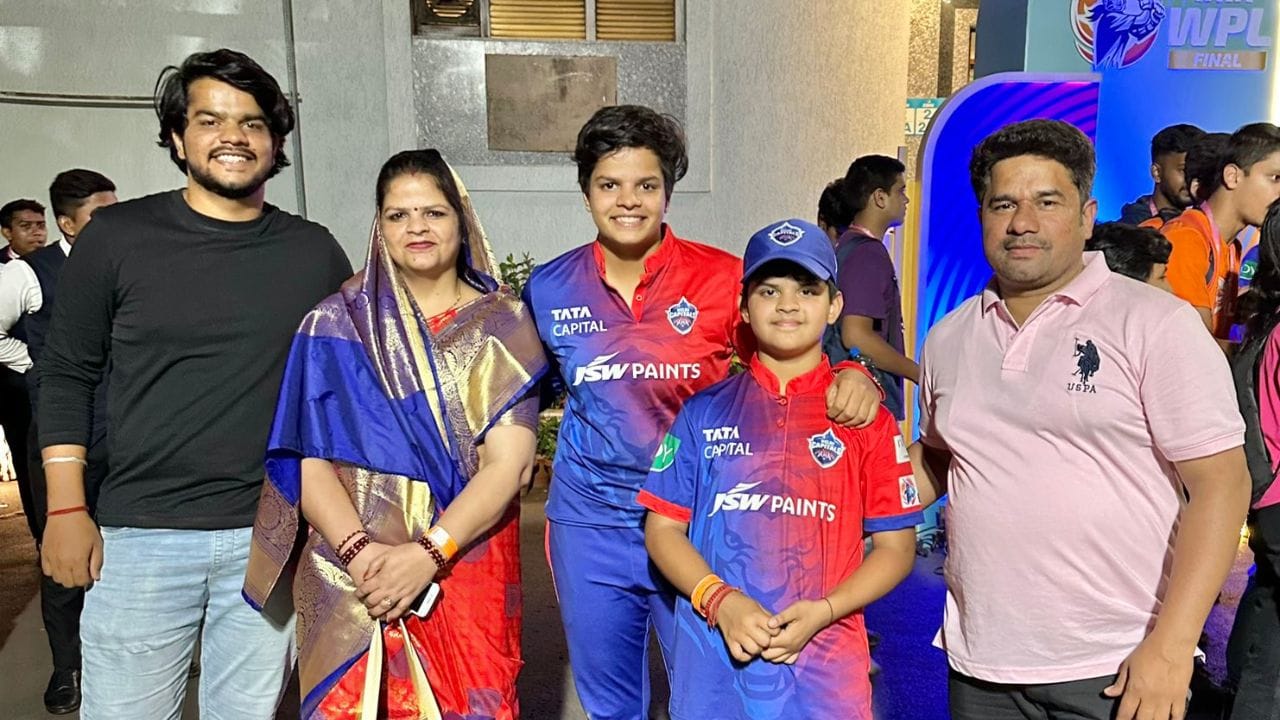 શેફાલી વર્માએ આઠ વર્ષની ઉંમરે ક્રિકેટ રમવાનું શરૂ કર્યું. તેનો ભાઈ, એક લેગ સ્પિનર, અને તેના પિતા તેને નેટમાં પ્રેક્ટિસ કરવા માટે સ્થાનિક મેદાનમાં લઈ જતા હતા.