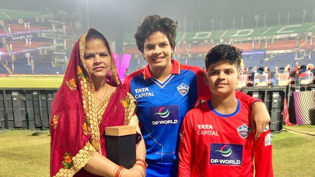 તમને જણાવી દઈએ કે, 2025 મહિલા ODI વર્લ્ડ કપની શરૂઆતમાં શેફાલી વર્મા ટીમ ઈન્ડિયાનો ભાગ નહોતી. તેને ટીમમાં સામેલ કરવામાં આવી ન હતી. જોકે, સેમિફાઇનલ પહેલા પ્રતિકા રાવલ ઈજાને કારણે બહાર થઈ ગયા બાદ તેને ટીમમાં સામેલ કરવામાં આવી હતી. શેફાલી વર્માએ આ તકનો પૂરો લાભ ઉઠાવ્યો અને ફાઇનલમાં યાદગાર પ્રદર્શન કરીને ઇતિહાસ રચ્યો.