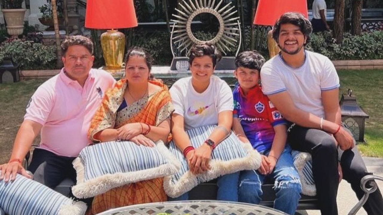 ત્રણેય ભાઈ-બહેન ક્રિકેટ રમે છે. તેના પિતા પણ ક્રિકેટ ચાહક રહી ચૂક્યા છે. જે કૌટુંબિક દબાણને કારણે ક્રિકેટને કરિયર તરીકે અપનાવી શક્યા ન હતા,એક નાની જ્વેલરીની દુકાનના માલિક છે.