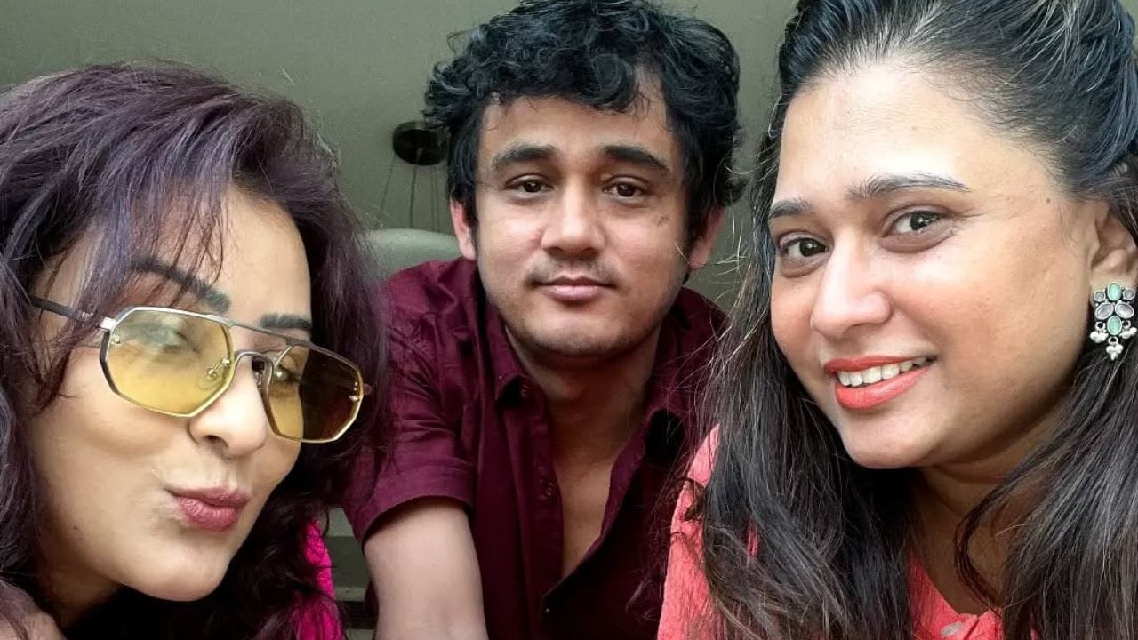 અભિનેત્રીએ 2001માં બે તેલુગુ ફિલ્મોમાં અભિનય કર્યો હતો. દસારી નારાયણ રાવની "ચિન્ના" અને સુરેશ વર્માની "શિવાની". શિંદેએ 2002માં આમ્રપાલીની મુખ્ય ભૂમિકા સાથે ટેલિવિઝન પર પ્રવેશ કર્યો હતો. 