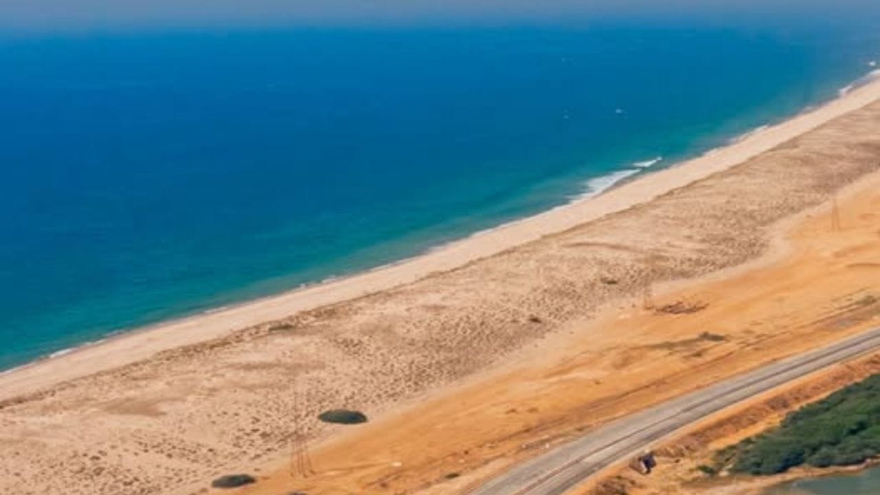 મોટાભાગના લોકો બીચ પર જઈને નવા વર્ષની ઉજવણી કરવાનું આયોજન કરે છે. તેઓ આખી રાત ડાન્સ પાર્ટી કરવા અને નાઇટલાઇફનો આનંદ માણે છે.પરંતુ કેટલાક શાંત સ્થળો પસંદ કરે છે અને હંમેશા તેઓ શાંત સ્થળની શોધમાં હોય છે. જો તમે પણ આવા કોઈ સુંદર સ્થળની શોધ કરી રહ્યા છો. તો આજે અમે તમને ગુજરાતના એક એવા સ્થળ વિશે જણાવીશું કે, અહી તમે તમારા આખા પરિવાર સાથે  ફરવાનું આયોજન કરી શકો છો.	