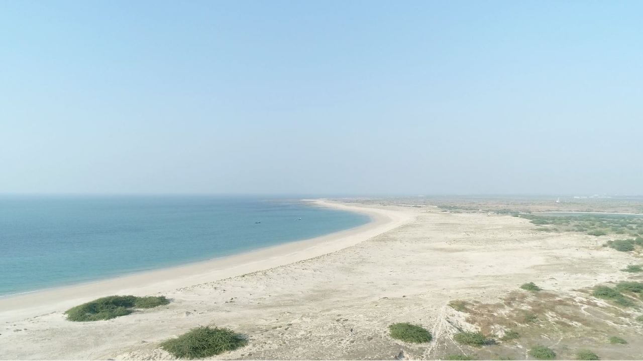 આ બીચ પર સ્કુબા ડાઇવિંગ, સ્નોર્કલિંગ, બોટિંગ અને આઇલેન્ડ ટૂરનો સમાવેશ થાય છે. શિવરાજપુર બીચ નજીક દ્વારકાધીશ મંદિર, બેટ દ્વારકા, નાગેશ્વર જ્યોતિર્લિંગ, રુકમણી દેવી મંદિર અને દ્વારકા સનસેટ પોઇન્ટ જેવા પ્રવાસન સ્થળો આવેલા છે.તમે આ સ્થળની પણ મુલાકાત લઈ શકો છો.