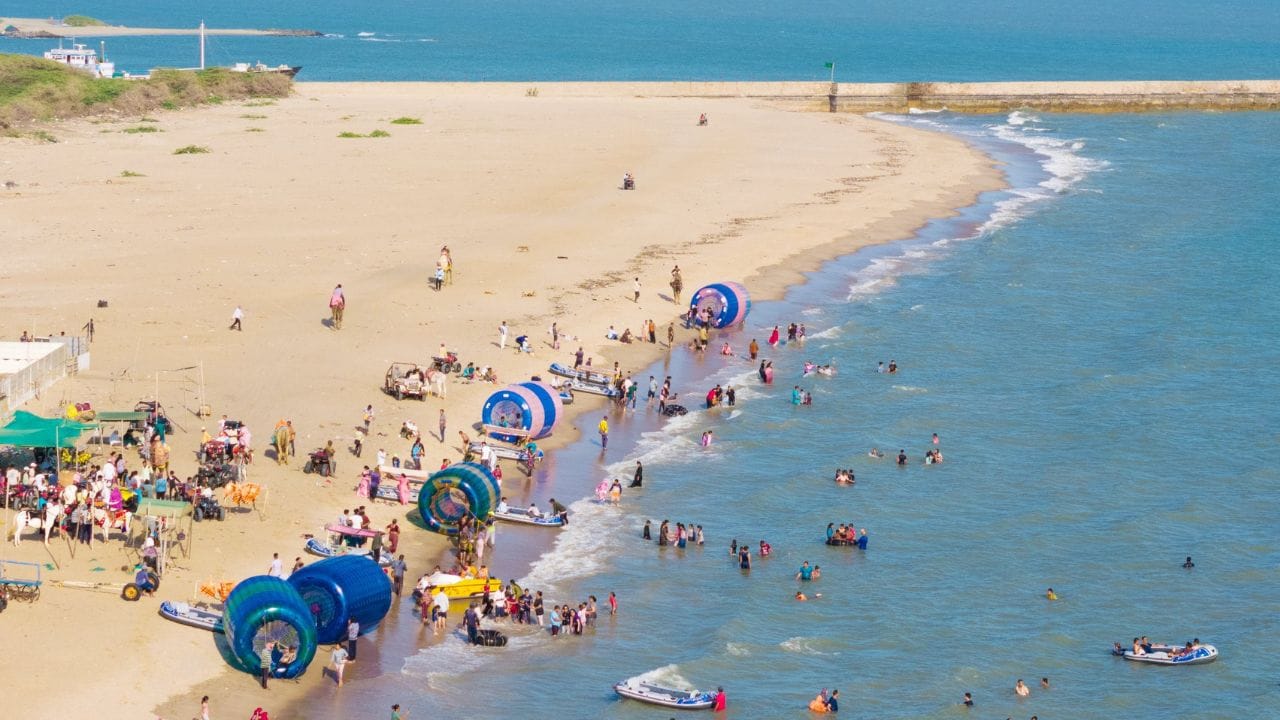 શિવરાજપુર બીચ ગુજરાત રાજ્યના મુખ્ય શહેરો જેમ કે જામનગર (142 કિમી), રાજકોટ (236 કિમી) અને અમદાવાદ (462 કિમી) દુર આવેલું છે. તમે તમારી કાર દ્વારા પણ શિવરાજપુર બીચ આરામથી જઈ શકો છો.જો તમે પરિવાર સાથે ગ્રુપમાં શિવરાજ પુર બીચ આવવાનો પ્લાન કરી રહ્યા છો. તો શિવરાજપુરની નજીકનું રેલ્વે સ્ટેશન દ્વારકા છે, જે શિવરાજપુર બીચથી લગભગ 14 કિમી દૂર છે અને ત્યાં પહોંચવામાં લગભગ 25 મિનિટનો સમય લાગે છે.