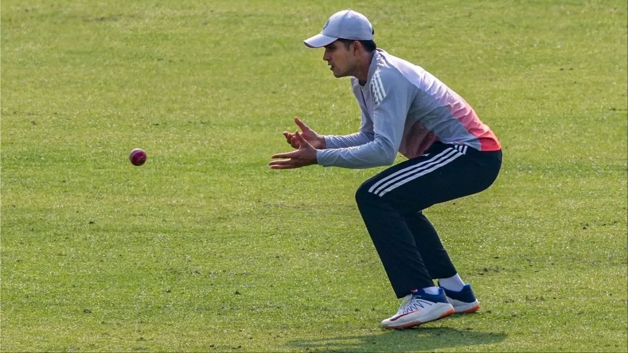 દક્ષિણ આફ્રિકા સામે કોલકાતા ટેસ્ટ દરમિયાન ગિલને ગરદનમાં દુખાવો થયો હતો, જેના કારણે તેને ટીમમાંથી બહાર થવાની ફરજ પડી હતી. જોકે, તેણે હવે તેની ઈજામાંથી રિકવરી કરી લીધી છે.