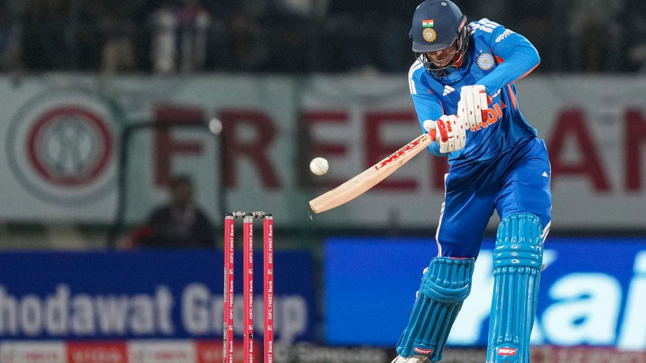 હવે સવાલ એ છે કે, શુભમન ગિલનો વર્ષ 2025માં બનાવેલો રેકોર્ડ શું છે. જેને તોડવા પર સ્મૃતિ મંધાનાની નજર છે. તો તે 2025માં સૌથી વધારે ઈન્ટરનેશનલ રન છે. મહિલા અને પુરુષ બંન્ને કેટેગરીમાં ગિલે વર્ષ 2025માં સૌથી વધારે ઈન્ટરનેશલ રન બનાવ્યા છે. સ્મૃતિ મંધાના પાસે આ વર્ષની તેની છેલ્લી આંતરરાષ્ટ્રીય મેચમાં આ રેકોર્ડ તોડવાની સુવર્ણ તક છે.