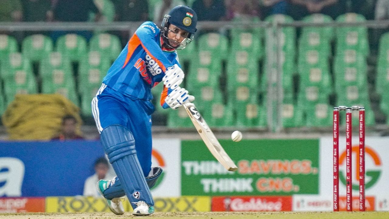 ગિલે વર્ષ 2025માં 35 ઈન્ટરનેશનલ મેચમાં 49ની સરેરાશથી 1764 રન બનાવ્યા છે. જેમાં 7 સદી અને 3 અડધી સદી સામેલ છે. રનનો આ આંકડો ઈન્ટરનેશનલ ક્રિકેટમાં હાલમાં કોઈ પણ બેટ્સમેનથી વધારે છે. પરંતુ શ્રીલંકા વિરુદ્ધ ટી20 સીરિઝમાં સ્મૃતિ મંધાના ફોર્મમાં જોવા મળી રહી છે. જો તે છેલ્લી ટી20 મેચમાં આ ફોર્મ જાળવી રાખે છે. તો ગિલનો રેકોર્ડ તુટી શકે છે.