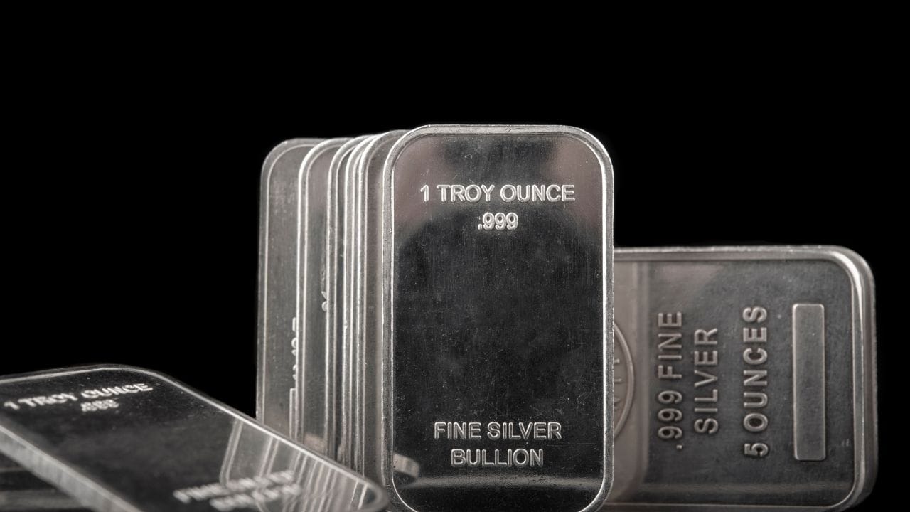 ચાંદીના ભાવમાં વધારો જ્યાં રોકાણકારોને લાભદાયી સાબિત થયો છે, ત્યાં દેશભરના 44 ઉદ્યોગપતિઓ માટે આ વધારો વિનાશક સાબિત થયો છે. રાજકોટથી મળેલા અહેવાલો અનુસાર, વૈશ્વિક બજારમાં ચાંદીના ભાવ વધતા સ્થાનિક વેપારીઓ પર ભારે દબાણ આવ્યું છે. આ કંપનીઓ પોતાની બાકી જવાબદારીઓ ચૂકવવામાં નિષ્ફળ રહી, જેના કારણે તેમને નાદારી જાહેર કરવાની ફરજ પડી છે.