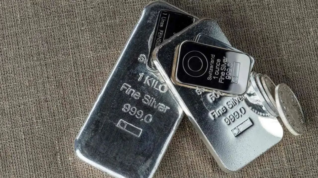 નિષ્ણાતોના મતે, કેન્દ્રીય બેંકો દ્વારા સોનાની ખરીદી ચાલુ રાખવાથી અને ઔદ્યોગિક ક્ષેત્રમાં ચાંદીની માંગ વધવાથી આ કિંમતી ધાતુઓના ભાવ મજબૂત બની રહ્યા છે.