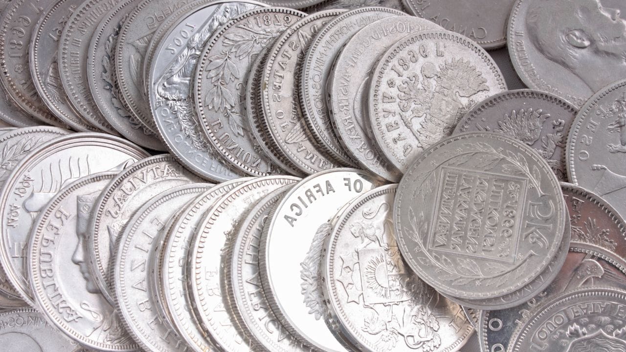 ચાંદીના ભાવમાં આ વધારાનું મુખ્ય કારણ તેની મજબૂત ઔદ્યોગિક માંગ છે. સૌર પેનલ, ઇલેક્ટ્રિક વાહનો, ઇલેક્ટ્રોનિક્સ અને ગ્રીન એનર્જી સંબંધિત ક્ષેત્રોમાં ચાંદીનો ઉપયોગ સતત વધી રહ્યો છે. વૈશ્વિક ઉર્જા સંક્રમણ અને સ્વચ્છ ઉર્જા પર ભાર મૂકવાથી ચાંદીના વપરાશમાં ઝડપી વધારો થયો છે. મર્યાદિત પુરવઠાને કારણે, માંગમાં વધારાથી કિંમતો પર સીધી અસર પડી છે.