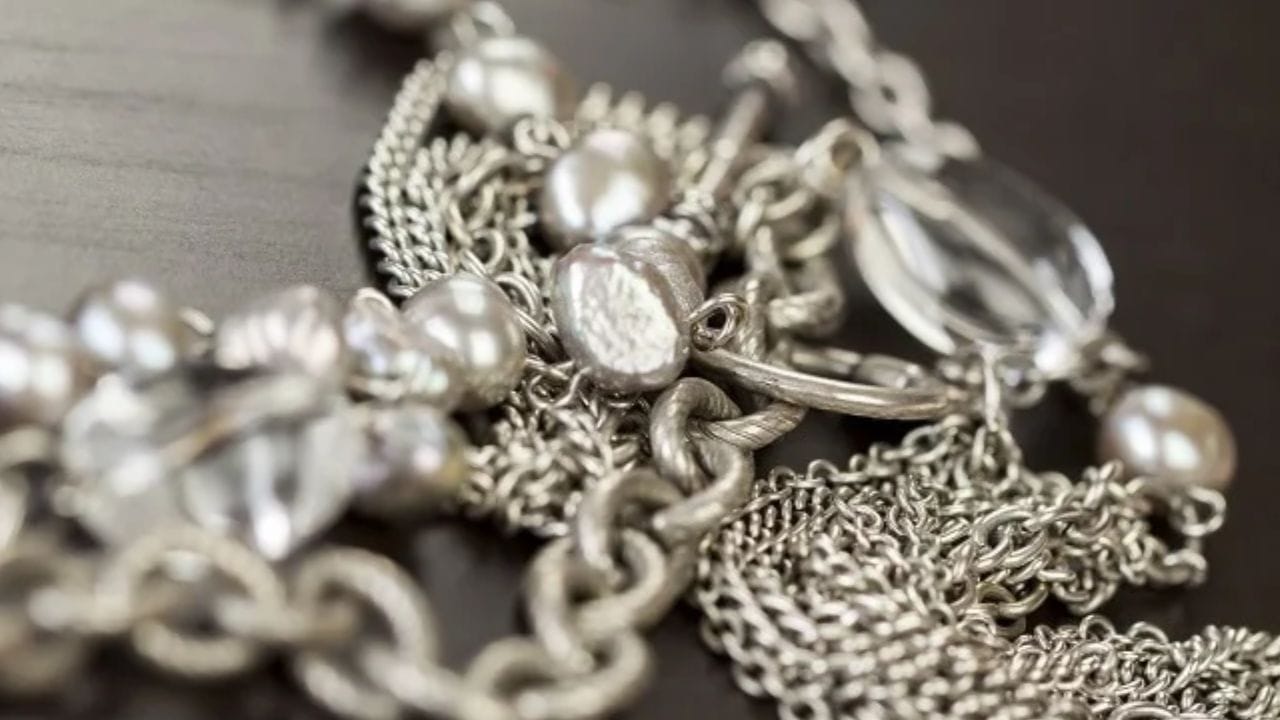 મલ્ટી કોમોડિટી એક્સચેન્જ પર માર્ચ સમાપ્તિ સાથે ચાંદીમાં સોમવારે લગભગ 2.39% નો વધારો નોંધાયો હતો. સવારના કારોબારમાં, તે પ્રતિ કિલોગ્રામ ₹213,412 ની આસપાસ ટ્રેડ થઈ રહ્યો હતો અને આ સમય દરમિયાન, તે પ્રતિ કિલોગ્રામ ₹213,844 ની સર્વકાલીન ઉચ્ચતમ સપાટીએ પહોંચ્યો. આ વધારો માત્ર સ્થાનિક પરિબળોનું પરિણામ નથી, પરંતુ આંતરરાષ્ટ્રીય બજારમાં વધતા ભાવોની સીધી અસર પણ છે.