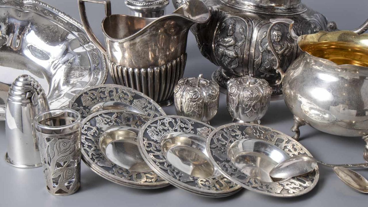 ચાંદીની સાથે સોનું પણ મજબૂત રહ્યું છે. ફેબ્રુઆરી ફ્યુચર્સ ડિલિવરી માટે સોનું આશરે 0.77% વધીને ₹135,224 પ્રતિ 10 ગ્રામ થયું છે. જોકે, તેની તુલનામાં, ચાંદીનો વધારો સોના કરતાં વધુ આક્રમક દેખાય છે. બજાર નિષ્ણાતો માને છે કે સોનાના ભાવમાં વધારા પછી, રોકાણકારોનો એક વર્ગ ચાંદીને વૈકલ્પિક સલામત આશ્રયસ્થાન તરીકે જોઈ રહ્યો છે.