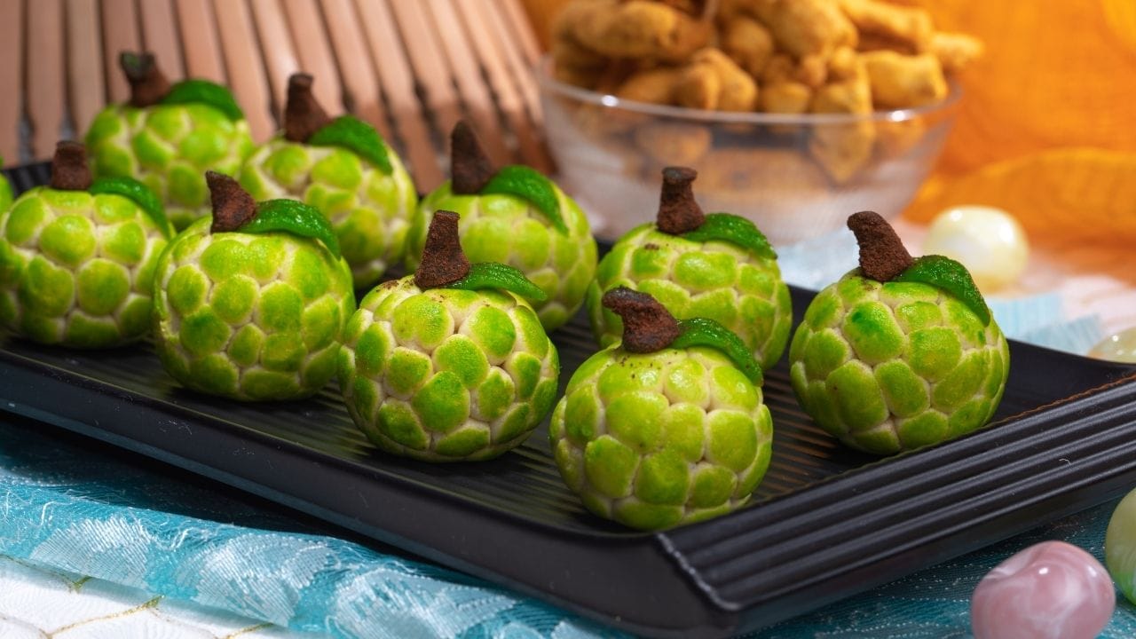 પાકેલા સીતાફળને અડધા ભાગમાં કાપીને છરી વડે પલ્પ છોલી લો. હવે, બીજવાળા પલ્પને મરચાના કટરમાં મૂકો અને થોડીવાર હલાવો. બીજ આપમેળે પલ્પથી અલગ થઈ જશે. બીજ કાઢી નાખો, અને સીતાફળ ખાવા માટે તૈયાર છે.