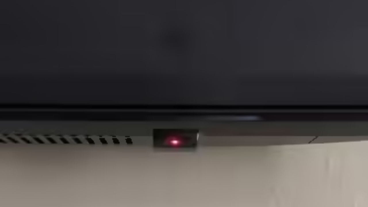 જો તમારા સ્માર્ટ ટીવીનો પાવર લાઇટ સતત ઝબકતી રહે છે અથવા અનિયમિત રીતે ફ્લેશ થાય છે, તો તે પાવર સપ્લાય અથવા આંતરિક બોર્ડમાં ખામી હોવાનો સંકેત હોઈ શકે છે. LG અને Samsungના સપોર્ટ ફોરમ અનુસાર, ઘરમાં વોલ્ટેજમાં અસ્થિરતા હોય અને ટીવી સાથે સ્ટેબિલાઇઝરનો ઉપયોગ ન કરવામાં આવ્યો હોય, તો પાવર લાઇટ વારંવાર ચેતવણી તરીકે ઝબકી શકે છે.