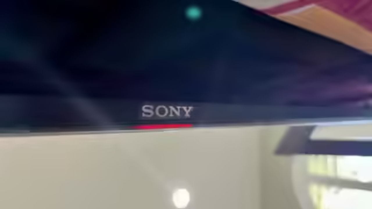 Sonyના સત્તાવાર સપોર્ટ પેજ મુજબ, જ્યારે તમે ટીવી ચાલુ કરો ત્યારે પાવર લાઇટ ઝડપથી ઝબકે અને થોડા સેકંડ પછી ટીવી ચાલુ થઈ જાય, તો તે સામાન્ય સ્ટાર્ટઅપ પ્રક્રિયાનો ભાગ છે. પરંતુ જો આ ઝબકવું લાંબા સમય સુધી ચાલે અને ટીવી હેંગ થઈ જાય, તો તે સોફ્ટવેર લોડ થવામાં તકલીફ, પ્રોસેસર પર વધુ દબાણ અથવા બેકગ્રાઉન્ડમાં ઘણી એપ્લિકેશનો ચાલી રહી હોવાનો સંકેત હોઈ શકે છે.