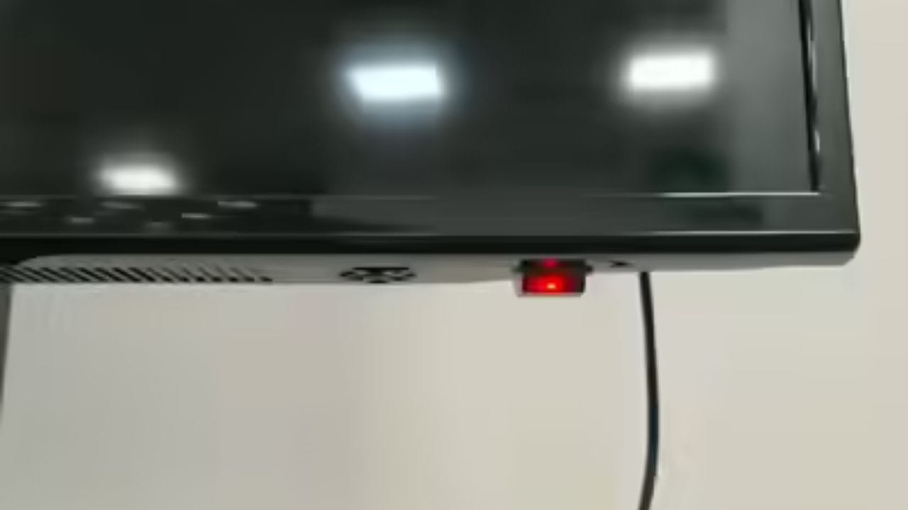 કેટલાક કિસ્સાઓમાં, પાવર લાઇટ સામાન્ય રીતે ચાલુ રહે છે પરંતુ સ્ક્રીન સંપૂર્ણપણે કાળી રહે છે અને કોઈ અવાજ પણ નથી આવતો. iFixitTV મુજબ, આવી સ્થિતિમાં ટીવીનો બેકલાઇટ અથવા ડિસ્પ્લે પેનલ ખરાબ થઈ રહ્યો હોઈ શકે છે. આ ચકાસવા માટે ટીવી ચાલુ રાખીને સ્ક્રીન પર ટોર્ચ અથવા ફ્લેશલાઇટ પાડો. જો ઝાંખી છબી દેખાય, તો સમસ્યા બેકલાઇટમાં છે પેનલમાં નહીં. સમયસર આ ઓળખવાથી ભારે ખર્ચથી બચી શકાય છે.