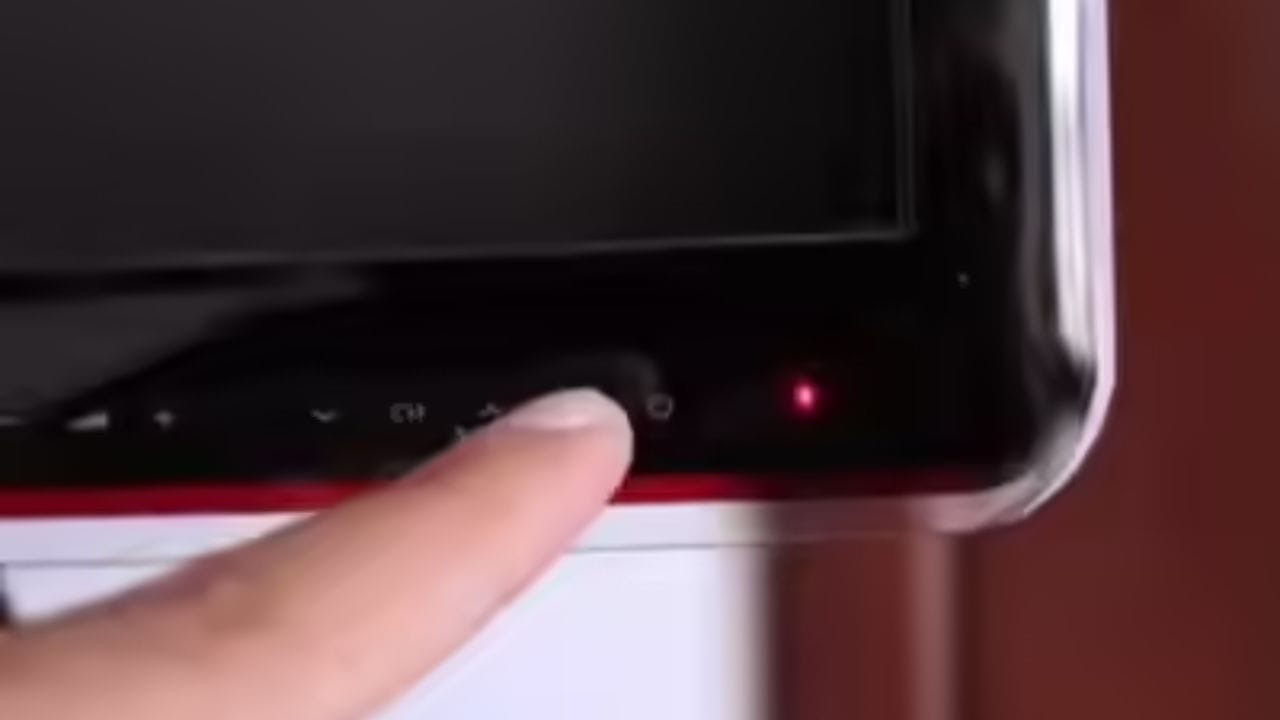 Sony સહિત કેટલાક સ્માર્ટ ટીવી બ્રાન્ડ્સ પાવર લાઇટ દ્વારા એરર કોડ પણ દર્શાવે છે. એટલે કે, ચોક્કસ સમસ્યા દર્શાવવા માટે પાવર લાઇટ નિશ્ચિત પેટર્નમાં ઝબકે છે. સામાન્ય વપરાશકર્તા ઘણીવાર આને સામાન્ય માને છે, પરંતુ વાસ્તવમાં તે ટેકનિકલ ખામીનો સંકેત હોઈ શકે છે. જો તમે પાવર લાઇટને ચોક્કસ પેટર્નમાં ઝબકતો જુઓ. જેમ કે સતત આઠ ફ્લેશ અથવા બે તૂટક ફ્લેશ તો તરત કંપનીના સર્વિસ સેન્ટરનો સંપર્ક કરો. ટેકનિશિયન આ પેટર્ન પરથી ચોક્કસ ખામી ઓળખી શકે છે અને સમયસર રિપેર કરીને મોટા ખર્ચથી બચાવી શકે છે.