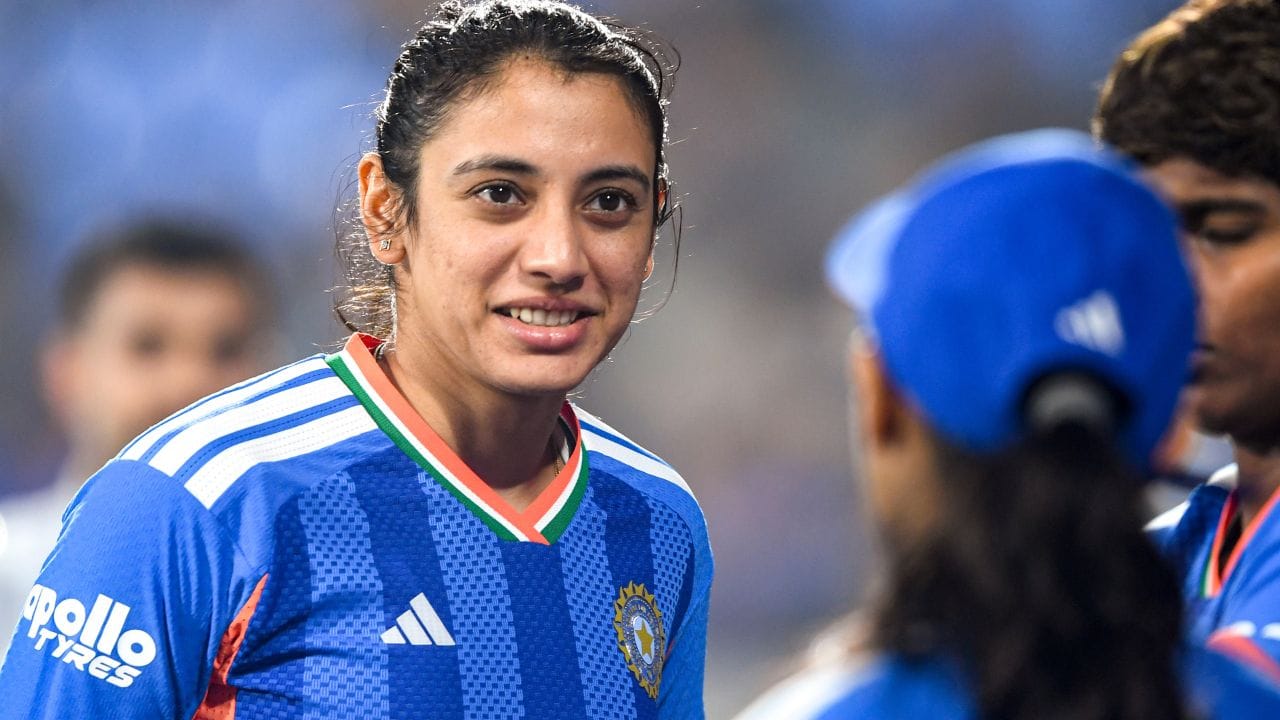  ભારતીય ઓપનિંગ બેટ્સમેન સ્મૃતિ મંધાનાએ પોતાના કરિયરની રેડ હોટ ફોર્મમાં ચાલી રહી  છે. ટેસ્ટ, વનડે હોય કે ટી20 ફોર્મેટ, સ્મૃતિ મંધાનાએ પોતાના બેટથી રનનો વરસાદ કર્યો છે. શ્રીલંકા વિરુદ્ધ ચોથી ટી20 મેચમાં 80 રનની ઈનિગ્સ રમી હતી. આ સાથે અનેક રેકોર્ડ બનાવ્યા છે.