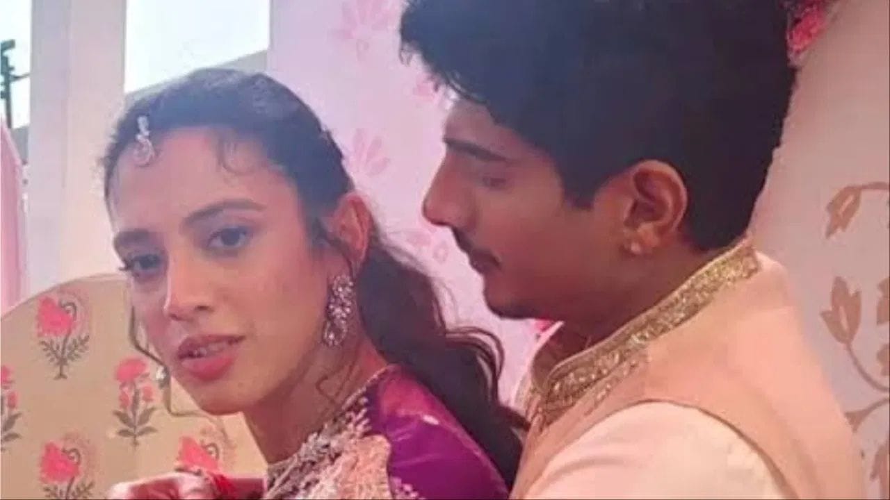 સ્મૃતિ મંધાના અને પલાશ મુછલના લગ્ન રદ થવાના સત્તાવાર સમાચાર હમણાં જ સામે આવ્યા છે, પરંતુ ભારતીય મહિલા ક્રિકેટ ટીમની ખેલાડીઓએ સોશિયલ મીડિયા પર પલાશને અનફોલો કરવાનું શરૂ કર્યું ત્યારથીજ બ્રેકઅપની અટકળો તેજ થઈ ગઈ હતી. 