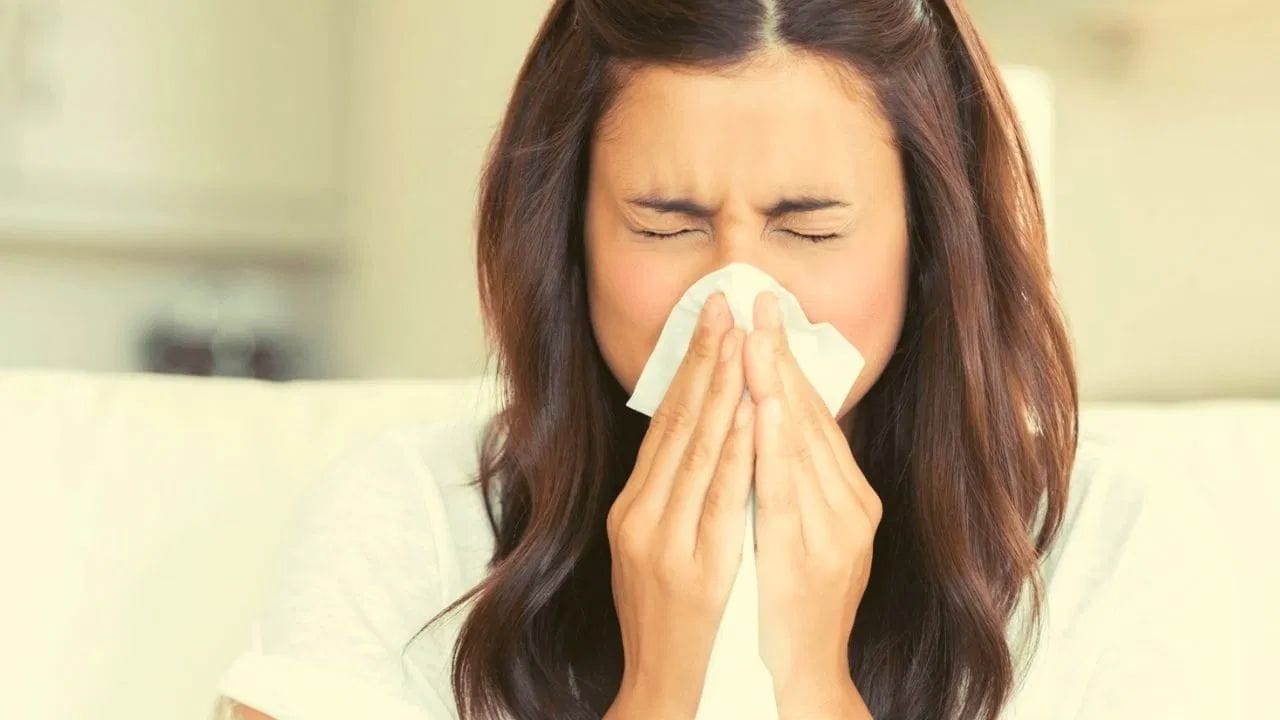 જ્યારે પરાગ, ધૂળના જીવાત, પાલતુ પ્રાણીના વાળ અથવા સૂક્ષ્મ જીવાત જેવા પદાર્થો તમારા નાકમાં પ્રવેશ કરે છે, ત્યારે તમારી રોગપ્રતિકારક શક્તિ સક્રિય થાય છે. તે આ હાનિકારક કણોને ખતરા તરીકે અર્થઘટન કરે છે અને હિસ્ટામાઇન મુક્ત કરે છે. આ તમારા નાકની લાઈનિંગમાં ઈરિટેશન કર છે જે બાદ તરત જ છીંક આવે છે.