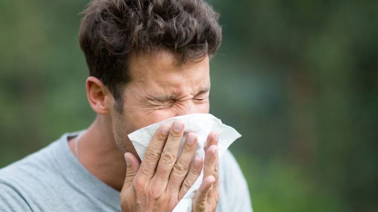 આશરે 18 થી 35% લોકો ફોટોટિક સ્નીઝ રિફ્લેક્સથી પીડાય છે. આ રિફ્લેક્સ અચાનક તેજસ્વી પ્રકાશના સંપર્કમાં આવવાથી છીંક આવે છે, ખાસ કરીને તમે જોયું હશે કે ઘણા લોકોને સૂર્યપ્રકાશમાં આવતા જ છીંકો શરુ થઈ જાય છે.