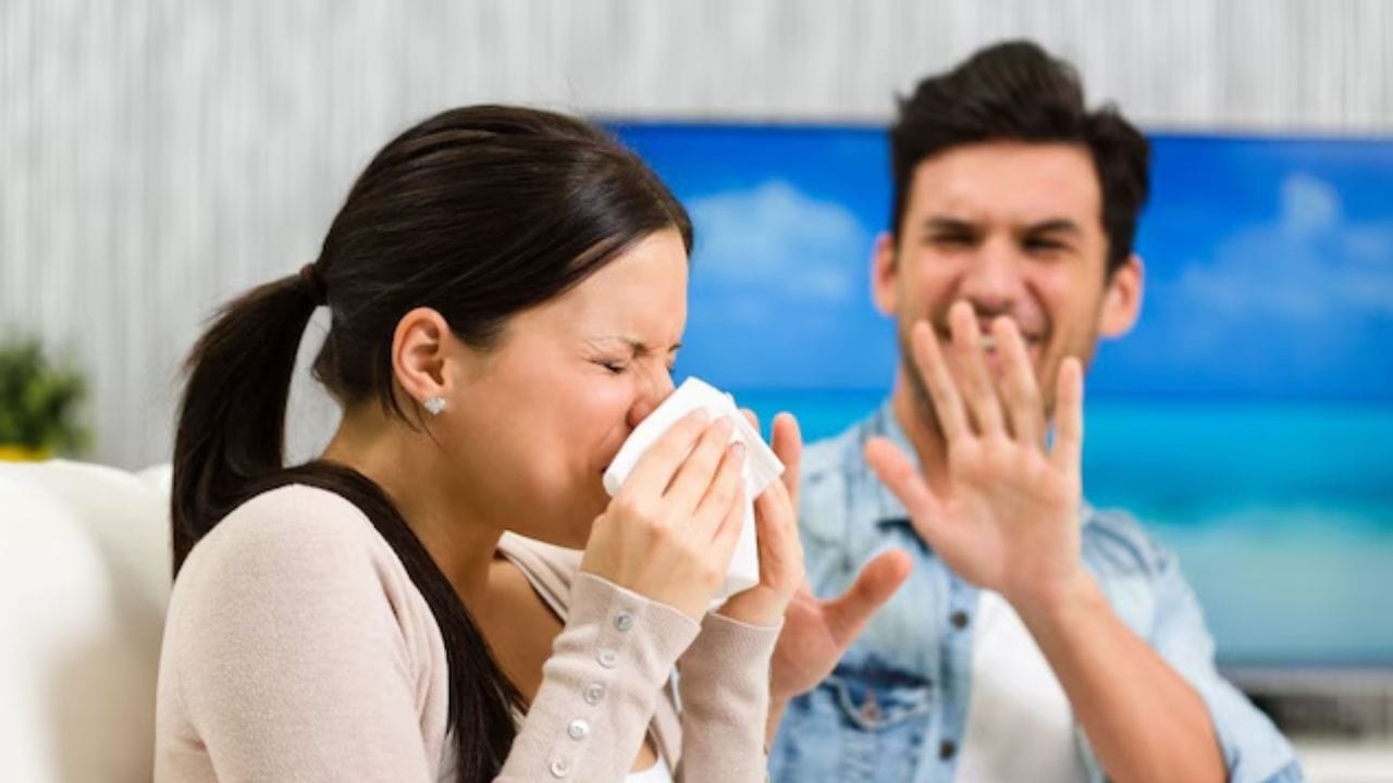 કેટલાક લોકો ભારે ભોજન ખાધા પછી પણ છીંક ખાય છે. આને સ્નેટિએશન કહેવાય છે. તે પેટના વિસ્તરણને કારણે થાય છે, જે છીંક કેન્દ્ર સાથે જોડાયેલા ચેતા માર્ગોને સક્રિય કરે છે.