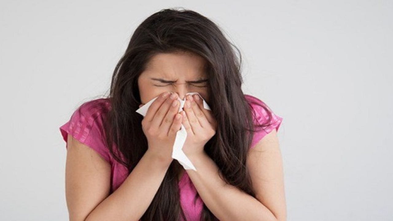 ગરમ ઓરડામાંથી ઠંડા રૂમમાં બહાર નીકળવાથી અથવા ઠંડી હવા શ્વાસમાં લેવાથી પણ નાકની ચેતાઓ અચાનક પ્રતિક્રિયા આપે છે. આ થર્મલ શોક રક્ષણાત્મક પ્રતિભાવ તરીકે છીંક આવે છે.