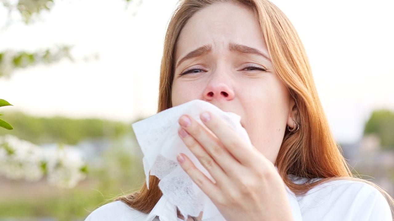 માનવ છીંક આવવામાં આપણા શરીરને સુરક્ષિત રાખવા માટે રચાયેલ જૈવિક ઘટનાઓની એક આખી સાંકળ સામેલ છે. તે કુદરતની સૌથી ઝડપી અને બુદ્ધિશાળી સંરક્ષણ પદ્ધતિઓમાંની એક છે. તે તમારા નાકમાંથી બળતરાકારક પદાર્થોને તમારા શ્વસનતંત્રમાં ઊંડે સુધી પ્રવેશ કરે તે પહેલાં તેને બહાર કાઢે છે. ચાલો જોઈએ કે છીંક શા માટે આવે છે અને તેની પાછળની વૈજ્ઞાનિક પ્રક્રિયા શું છે.