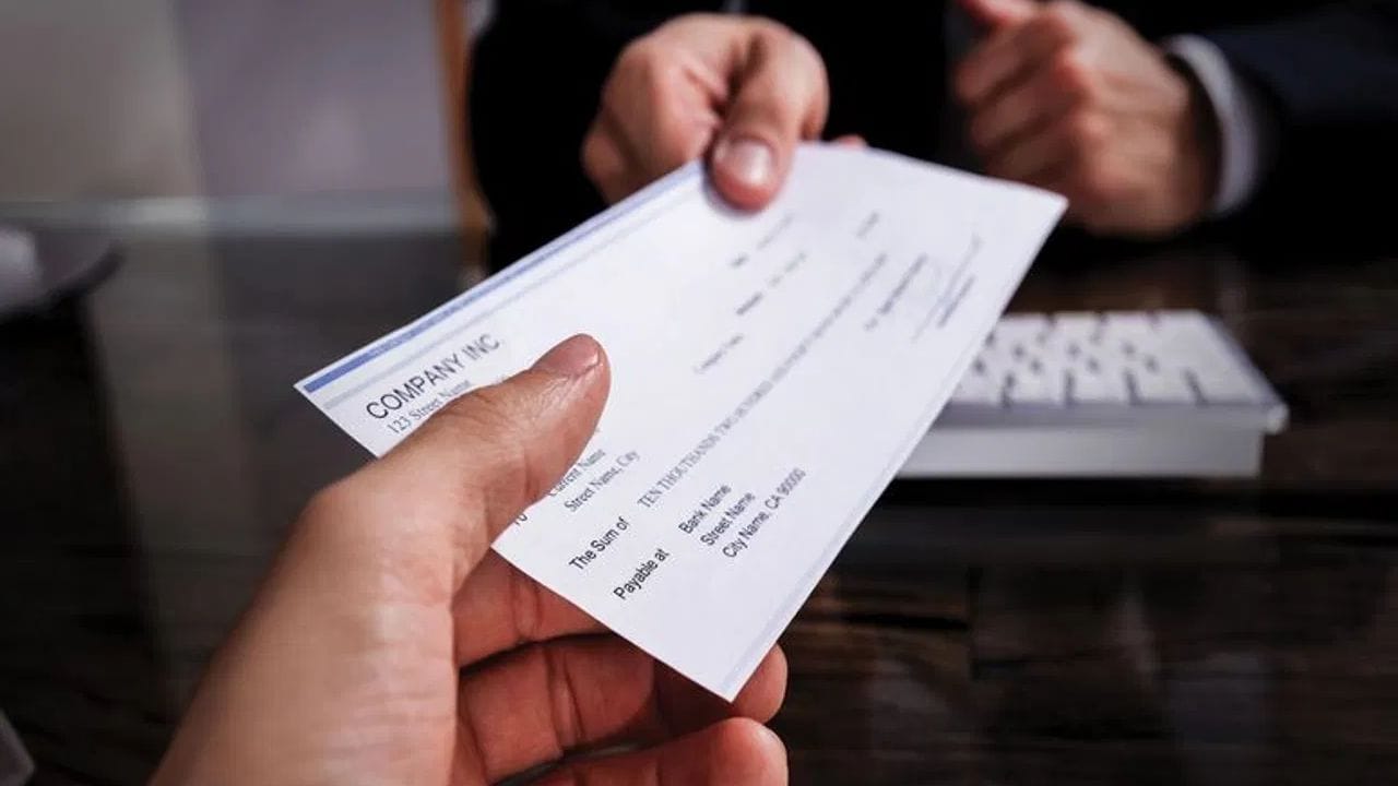 હાલમાં, CCS ફ્રેમવર્કનો તબક્કો 1 અમલમાં છે, જે આ વર્ષની શરૂઆતમાં લાગુ કરવામાં આવ્યો હતો. આ ફ્રેમવર્ક હેઠળ, ચેક ટ્રંકેશન સિસ્ટમ (CTS) દ્વારા ચેકની ફિઝિકલ મૂવમેન્ટ દૂર કરવામાં આવી છે. હવે ડિજિટલ ઇમેજ અને ઇલેક્ટ્રોનિક ડેટાનો ઉપયોગ કરીને ચેક ક્લિયર કરવામાં આવે છે. આનાથી પ્રોસેસ પહેલા કરતાં નોંધપાત્ર રીતે ઝડપી અને વધુ સુરક્ષિત બની છે.