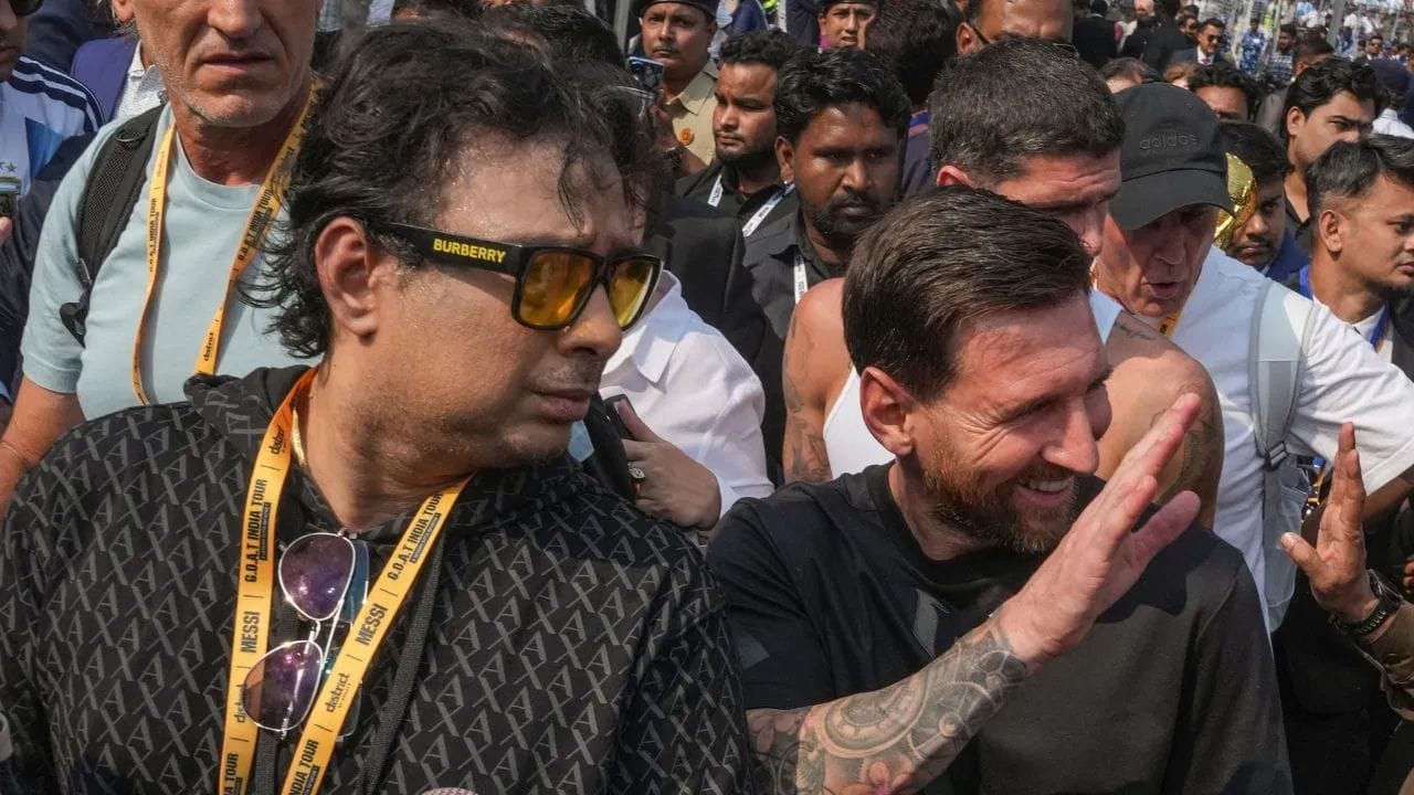 ગાંગુલીનો આ દાવો સોલ્ટ લેક સ્ટેડિયમમાં મેસ્સીના કાર્યક્રમ દરમિયાન થયેલા વિવાદથી જોડાયેલો છે. સાહાએ આરોપ લગાવ્યો હતો કે આ કાર્યક્રમનું આયોજન સતાદ્રુ દત્તા દ્વારા કરવામાં આવ્યું હતું, પરંતુ સૌરવ ગાંગુલી પડદા પાછળ જવાબદાર હતો, જેના કારણે તે પણ ગુનેગાર છે. 