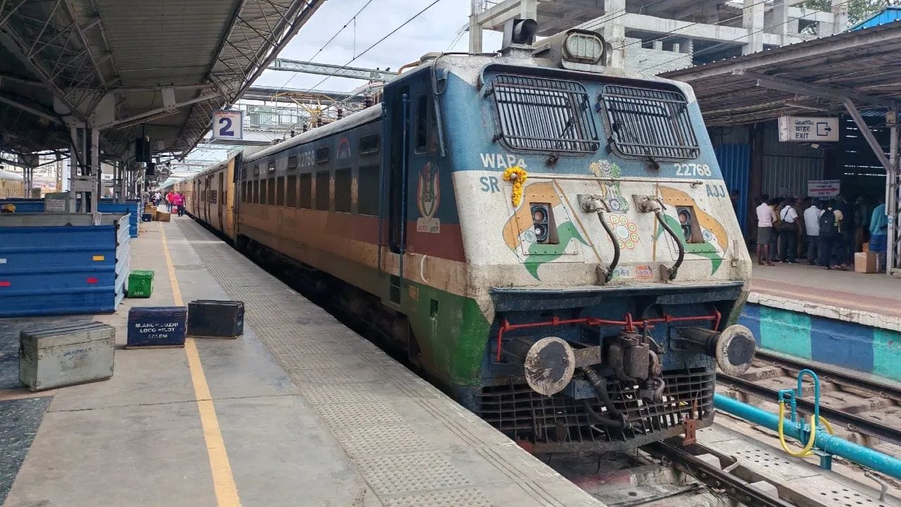 સરળ શબ્દોમાં કહીએ તો, કારમાં ગતિ ગિયર્સ દ્વારા નિયંત્રિત થાય છે પરંતુ ટ્રેનમાં એન્જિન અને વ્હીલ્સ વચ્ચે સીધા ગિયર્સ બદલવાને બદલે પાવર આઉટપુટને સમાયોજિત (Adjusted) કરીને ગતિ બદલવામાં આવે છે, જેને નૉચ કહેવામાં આવે છે. આ નૉચ ગિયર્સની જેમ જ કાર્ય કરે છે.