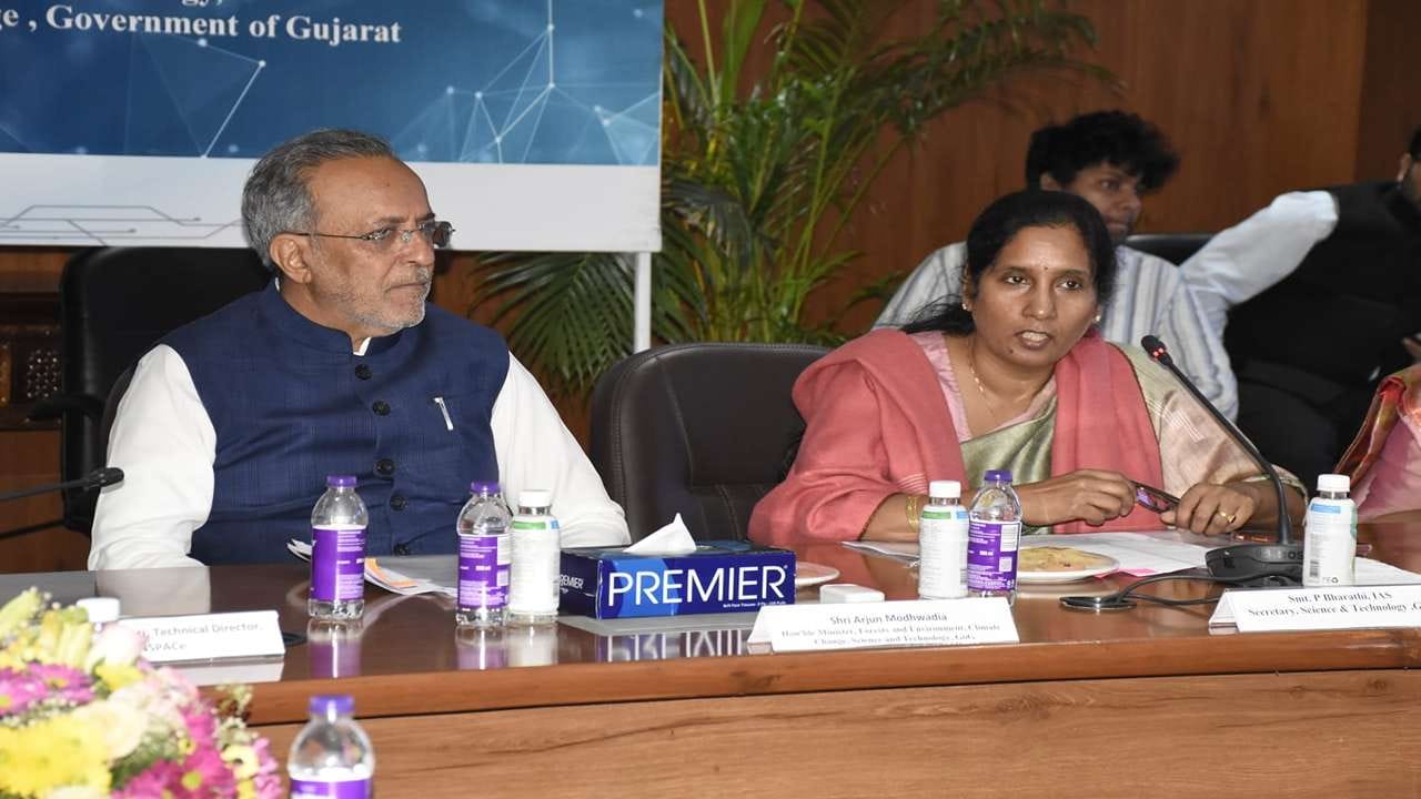 ગુજરાત સ્ટેટ ઈલેક્ટ્રોનિક મિશને, ઈલેક્ટ્રોનિક સિસ્ટમ ડિઝાઈન એન્ડ મેન્યુફેકચરીગ (ESDM), સેમિકન્ડકટર ફેબ્રિકેશન, અને સ્પેસ ટેક ઈનોવેશન માટે ગુજરાતને અગ્રણી રાષ્ટ્રીય હબ તરીકે સ્થાપિત કરવા માટે તૈયાર કરવામાં આવ્યું છે.