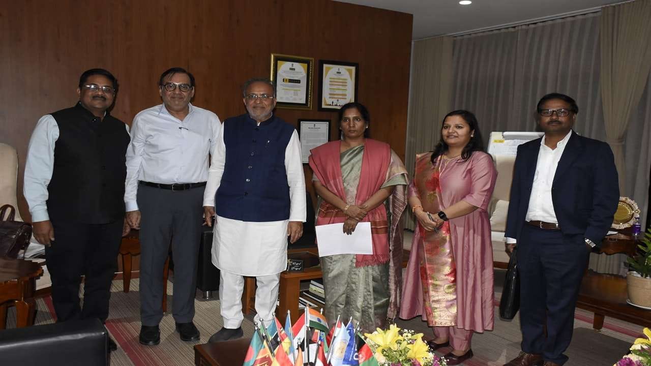 ગુજરાતના વિજ્ઞાન અને ટેકનોલોજી મંત્રી અર્જુન મોઢવાડિયાએ જણાવ્યું કે, મજબૂત પોલિસી ફ્રેમવર્ક, ઉદ્યોગ ભાગીદારી અને ઇન્ફ્રાસ્ટ્રક્ચર સપોર્ટ સાથે, GSEM ગુજરાતના ઝડપથી વિકસતા ઇલેક્ટ્રોનિક્સ અને સેમિકન્ડક્ટર લેન્ડસ્કેપમાં વ્યવસાયો, ઇનોવેટર્સ અને રોકાણકારોને ખીલવા માટે તકો પૂરી પાડવા માટે ગુજરાત સરકાર પ્રતિબદ્ધ છે.